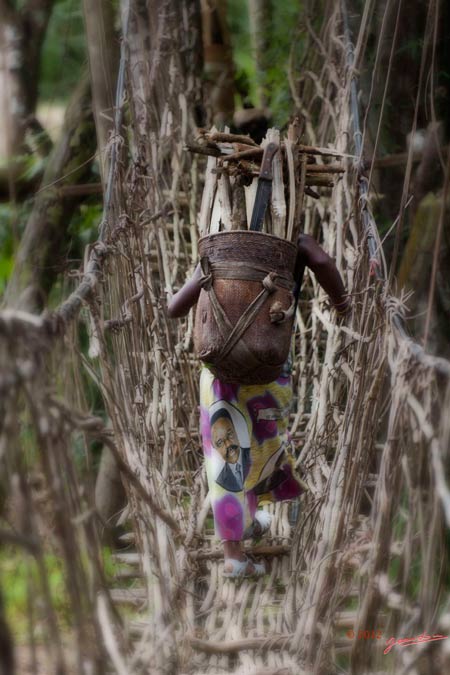 MIMONGO-Pont-de-Liane-et-Femmes-Revenant-de-la-Plantation-12E5K2IMG_74455awtmk-Web