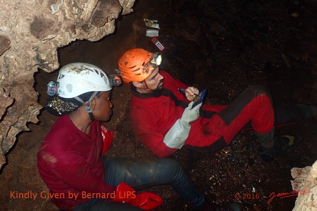 049 Missie la Grotte Olivier et Julie faisant des Releves Topo Photo Bernard Lips 16OTG3BLIMG_11086wtmk.jpg