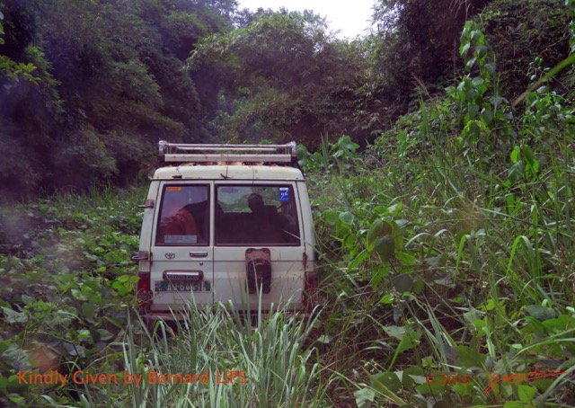 020 Boukama la Piste vers la Grotte JLA Derriere Photo Bernard Lips 16OTG3BLIMG_1021awtmk.jpg