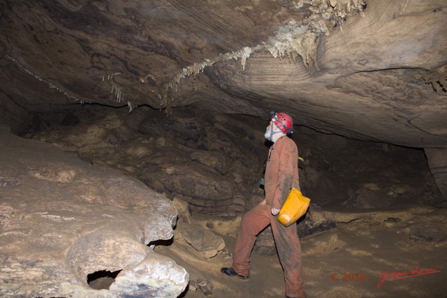 096 BOUKAMA la Grotte Cavite 2 Tunnel Acces avec Bernard et Plafond avec Fistuleuses 16E5K3IMG_120072wtmk.jpg