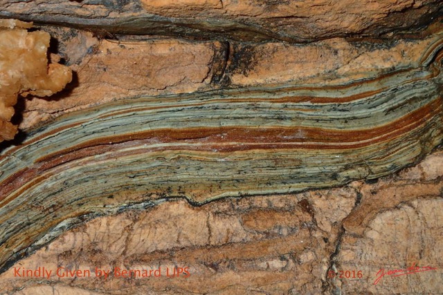 119 Boukama la Grotte Paroi et Strates Multicolores Photo Bernard Lips 16OTG3BLIMG_1114wtmk.jpg