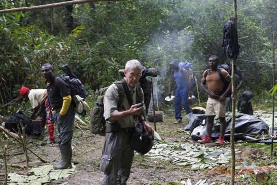 MINKEBE-Inselberg-Campement-2-Preparation-a-la-Marche-avec-JLA-et-Pisteurs-13E5K3IMG_92316wtmk-Web1