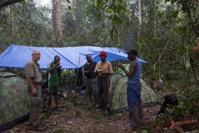 MINKEBE-Inselberg-Campement-3-Dejeuner-JLA-avec-les-Pisteurs-13E5K3IMG_92393wtmk-Web