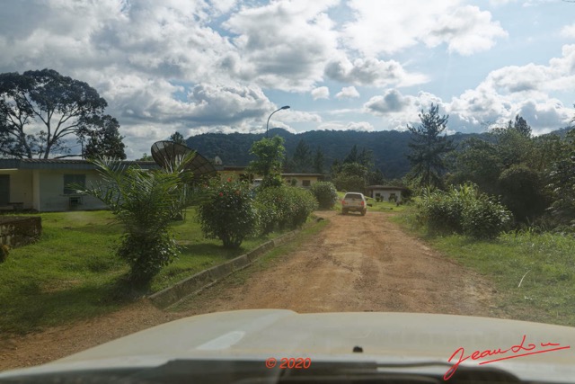068 KINGUELE 02 Tchimbele le Village avec les Logements 20E5DIMG_201004154593_DxOwtmk 150k.jpg