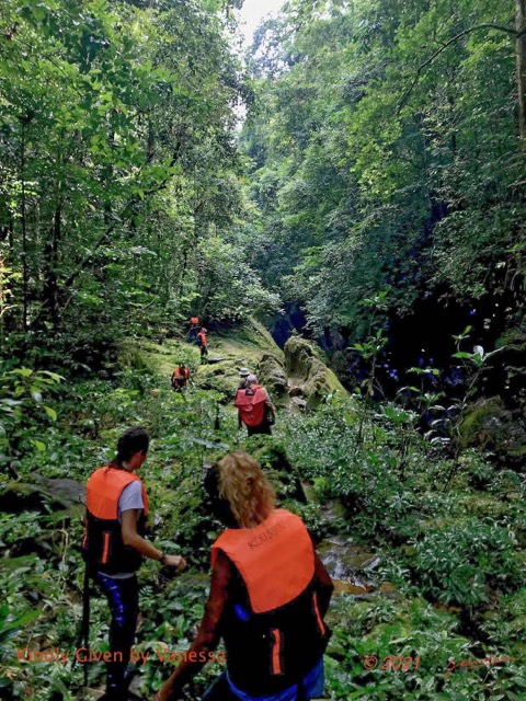 096 Kinguele 03 Descente en Canyoning sur la MBIWAM la Marche 21VanessaSoIMG_210524101734_DxOwtmk 150k.jpg