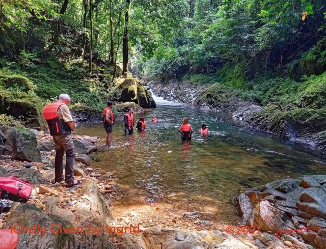 100 Kinguele 03 Descente en Canyoning sur la MBIWAM Preparation IMG_Ingrid_20210609_160515_DxOwtmk 150k.jpg