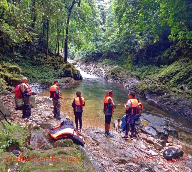 101 Kinguele 03 Descente en Canyoning sur la MBIWAM Preparation IMG_Ingrid_20210609_160931_DxOwtmk 150k.jpg