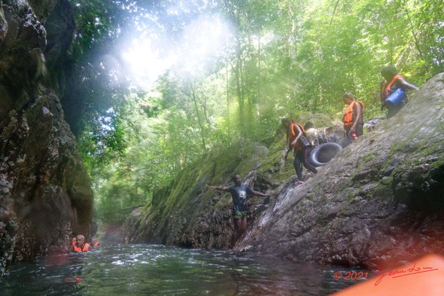 106 KINGUELE 03 Descente en Canyoning sur la MBIWAM 21RX106DSC_2105241009082_DxOwtmk 150k.jpg