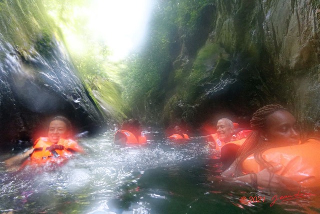 109 KINGUELE 03 Descente en Canyoning sur la MBIWAM 21RX106DSC_2105241009089_DxOwtmk 150k.jpg