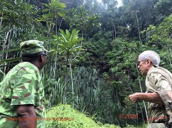 Kinguele 02 la Grande Cascade Falaise avec Pandanus le Guide et Jean-Lou 20TelPierreIMG_2010041034_DxOwtmk 99k-WEB