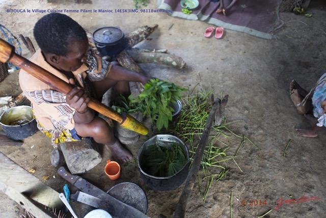 133 BITOUGA le Village Cuisine Femme Pilant le Manioc 14E5K3IMG_98118wtmk.jpg