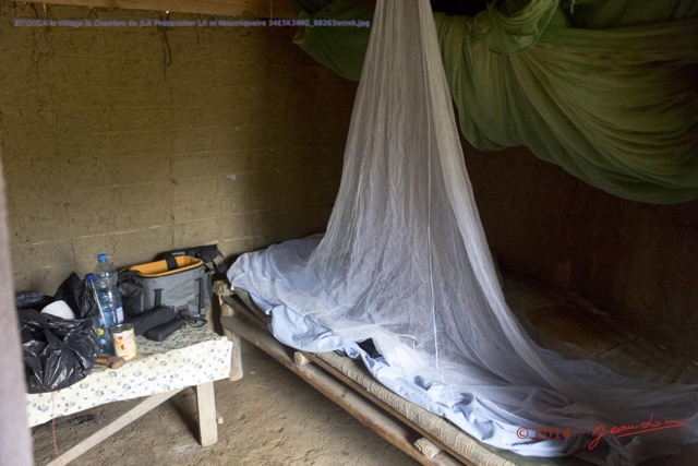 155 BITOUGA le Village la Chambre de JLA Preparation Lit et Moustiquaire 14E5K3IMG_98263wtmk.jpg