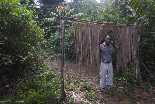216 BITOUGA le Village Nzanga Bouenze Alain Invitant a Entrer 14E5K3IMG_98297wtmk.jpg