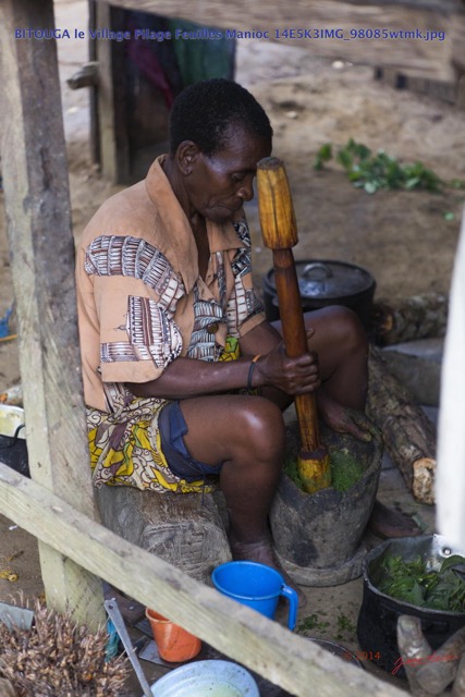 225 BITOUGA le Village Pilage Feuilles Manioc 14E5K3IMG_98085wtmk.jpg