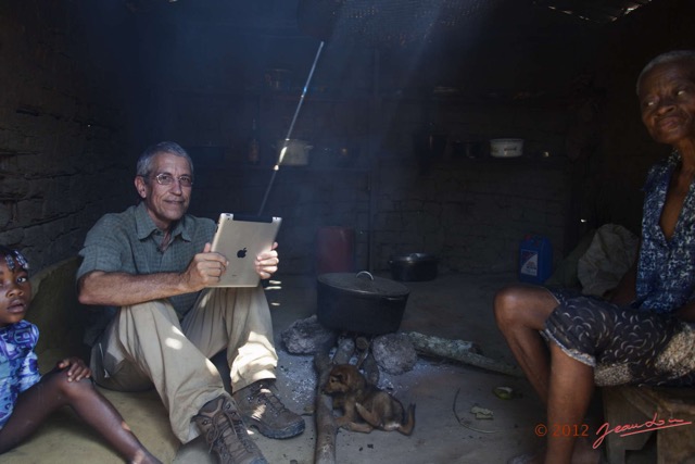 042 ZOULA le Village Cuisine JLA et son iPad 12E5K2IMG_75495wtmk.jpg