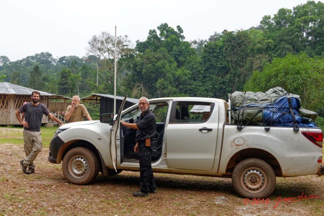 238 ENTOMO 02 Ivindo le Camp Dilo Equipe au Depart avec JLA et le Pick-Up Charge 19RX106DSC_1908201001582_DxOwtmk 150k.jpg