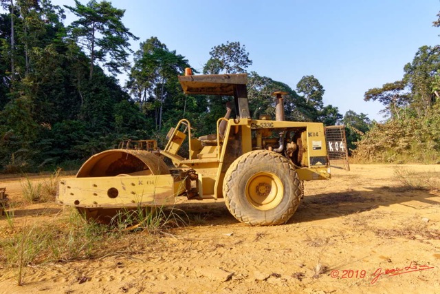 022 ENTOMO 01 Mikongo Piste avec Engin de Chantier Rouleau Compacteur 19RX106DSC_1908101000884_DxOwtmk 150k.jpg