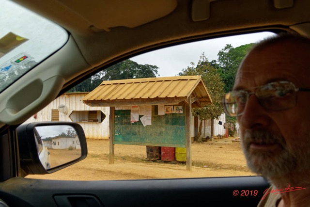 034 ENTOMO 01 Mikongo le Village le Point de Rassemblement et Philippe 19RX106DSC_1908071000736_DxOwtmk 150k.jpg