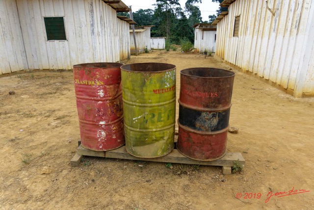 035 ENTOMO 01 Mikongo le Village les Poubelles 19RX106DSC_1908081000807_DxOwtmk 150k.jpg