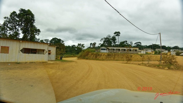 037 ENTOMO 01 Mikongo le Village le Carrefour vers la Sortie 19RX106DSC_1908071000734_DxOwtmk 150k.jpg