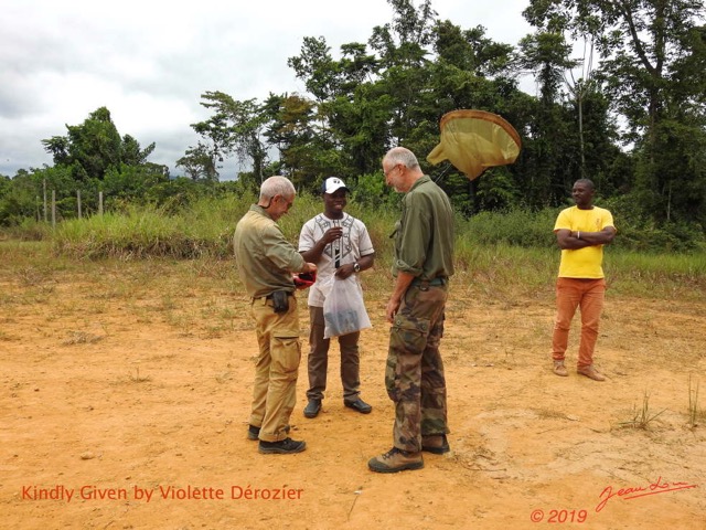 069 Entomo 01 Mikongo la Base Discussion avec Philippe et le Cuisinier 19CoolpixDSCN_190809103332_DxOwtmk 150k.jpg