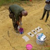 202 ENTOMO 01 Mikongo Preparation Piege Bousier avec Feces Humaines par Philippe 19RX106RecDSC_1907301000260_DxOwtmk 150k.jpg