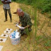 203 ENTOMO 01 Mikongo Preparation Piege Bousier avec Feces Humaines par Philippe 19RX106RecDSC_1907301000262_DxOwtmk 150k.jpg