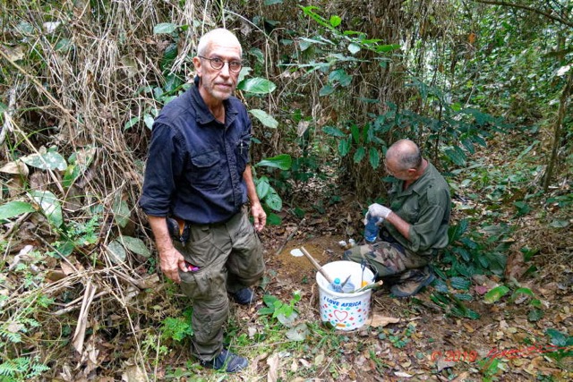 209 ENTOMO 01 Mikongo Pose Piege 2 Bousier avec Feces Humaines Par Philippe 19RX106RecDSC_1907301000284_DxOwtmk 150k.jpg