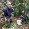 209 ENTOMO 01 Mikongo Pose Piege 2 Bousier avec Feces Humaines Par Philippe 19RX106RecDSC_1907301000284_DxOwtmk 150k.jpg