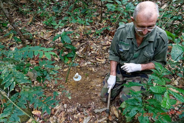 219 ENTOMO 01 Mikongo Pose Piege Bousier avec Feces Humaines par Philippe 19RX106RecDSC_1907301000271_DxOwtmk 150k.jpg