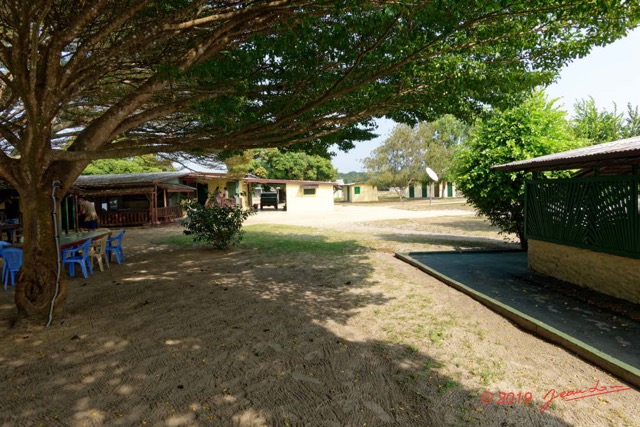 034 ENTOMO 03 Nyonie le Campement Vue sur les Bungalows 19RX106DSC_1908251009531_DxOwtmk 150k.jpg