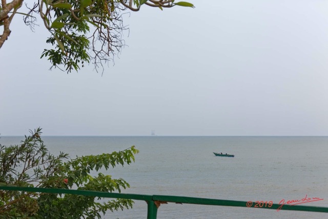 036 ENTOMO 03 Nyonie le Campement Vue sur Ocean et Pirogue de la Terrasse 19E5K3IMG_190828152761_DxOwtmk 150k.jpg