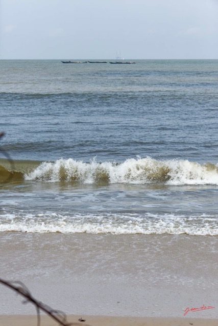 047 ENTOMO 03 Nyonie le Campement la Plage Vagues et Pirogue 19E5K3IMG_190829152976_DxOwtmk 150k.jpg