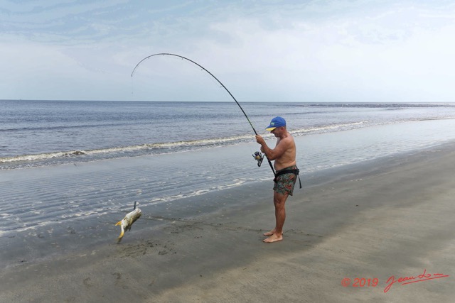 163 AWAGNE 1 la Plage Peche au Gros Laurent Sortant sa Carangue 19E5M3IMG_190422150765_DxOwtmk 150k.jpg